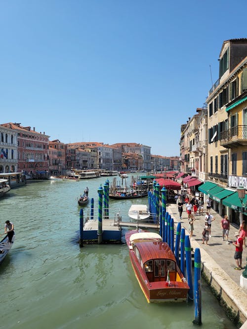 Foto d'estoc gratuïta de barques, canal, cel clar