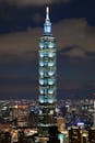 台北101摩天大楼在台北的城市景观中，其明亮的夜色令人惊叹