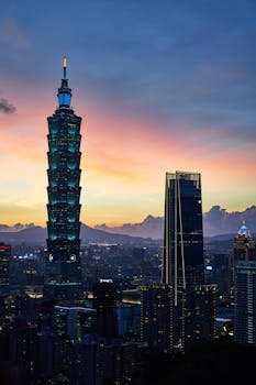 黄昏时分，台北101与城市天际线交相辉映，捕捉着城市建筑与充满活力的日落景象