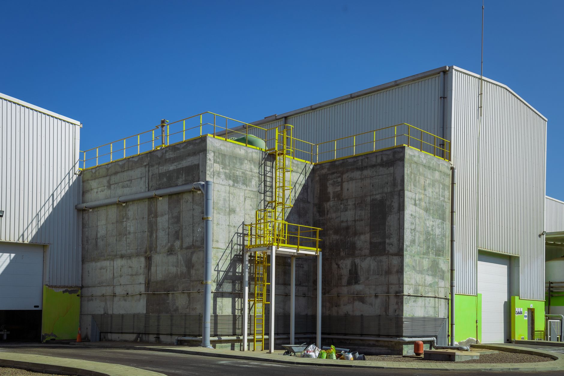 Industrial carbon capture and storage facility with pipelines