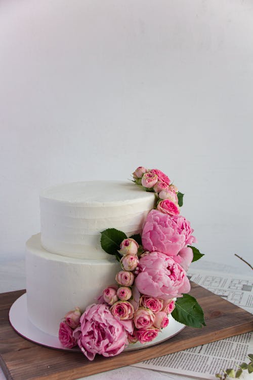 Floral Wedding Cake with Flower Arrangement