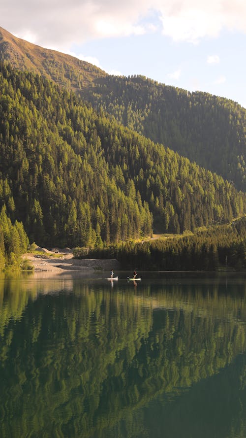 dağlar, göl, manzara içeren Ücretsiz stok fotoğraf