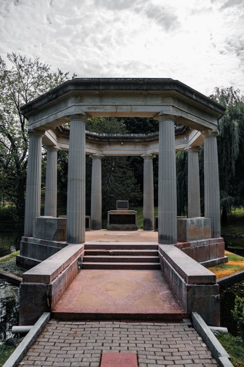 Free Elegant monument in Congress Park, Saratoga Springs surrounded by lush greenery. Stock Photo