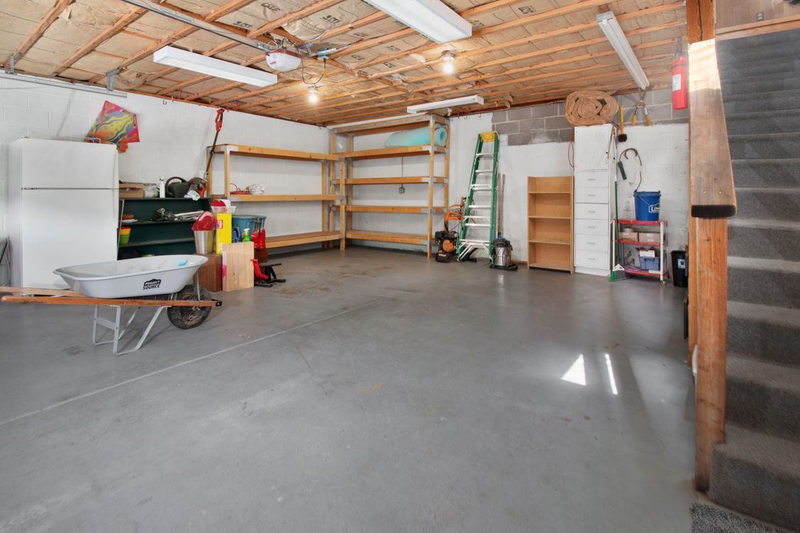 Garage bien organisé avec étagères de rangement Intérieur de garage organisé avec des étagères de rangement et des outils