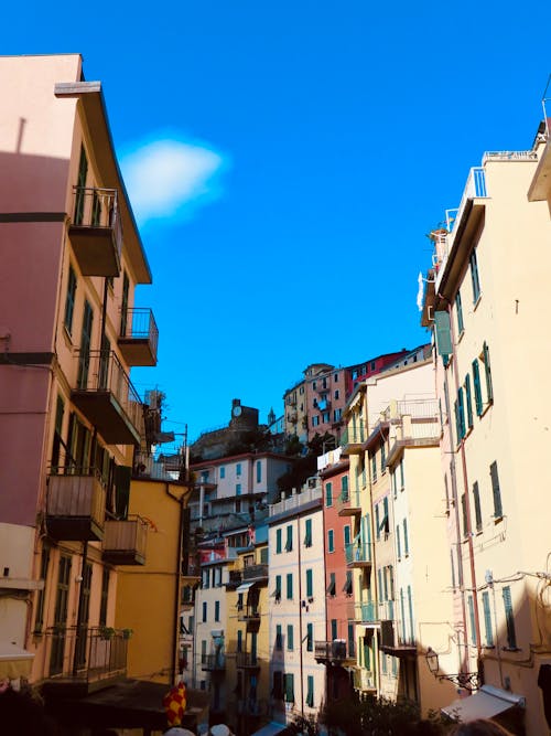 Foto profissional grátis de aldeia costeira, balcão, casas coloridas