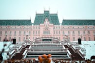 一座被积雪包围的粉红色宫殿，展示了优雅的建筑