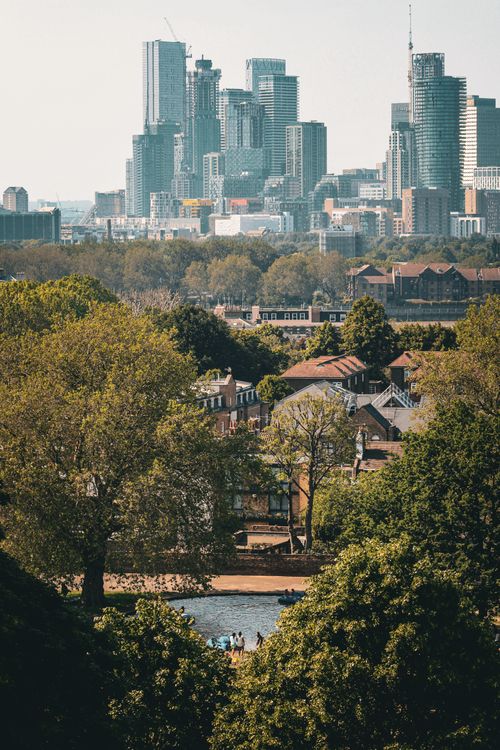 Free Capture of London's skyline from a lush residential district featuring skyscrapers and greenery. Stock Photo