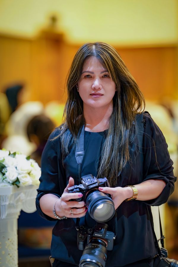 Kamerayla çalışan fotoğrafçı
