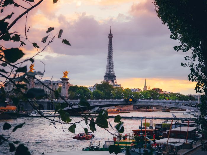 Torre Eiffel e o rio Sena ao pôr do sol