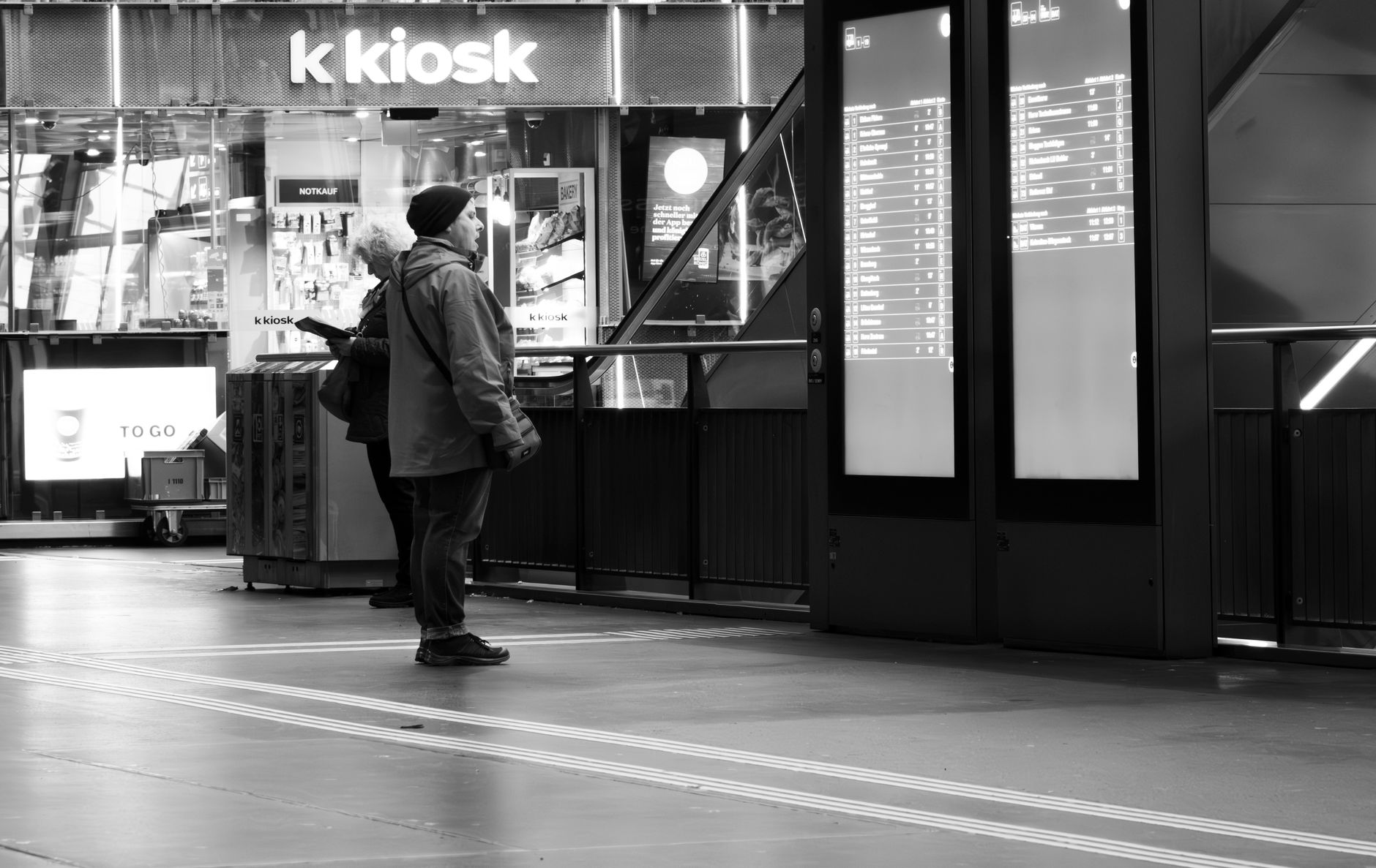 Tallin'de bir toplu taşıma durağında gerçek zamanlı varış bilgisi gösteren elektronik ekran