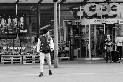 Immagine gratuita di bianco e nero, camminando, Centro commerciale