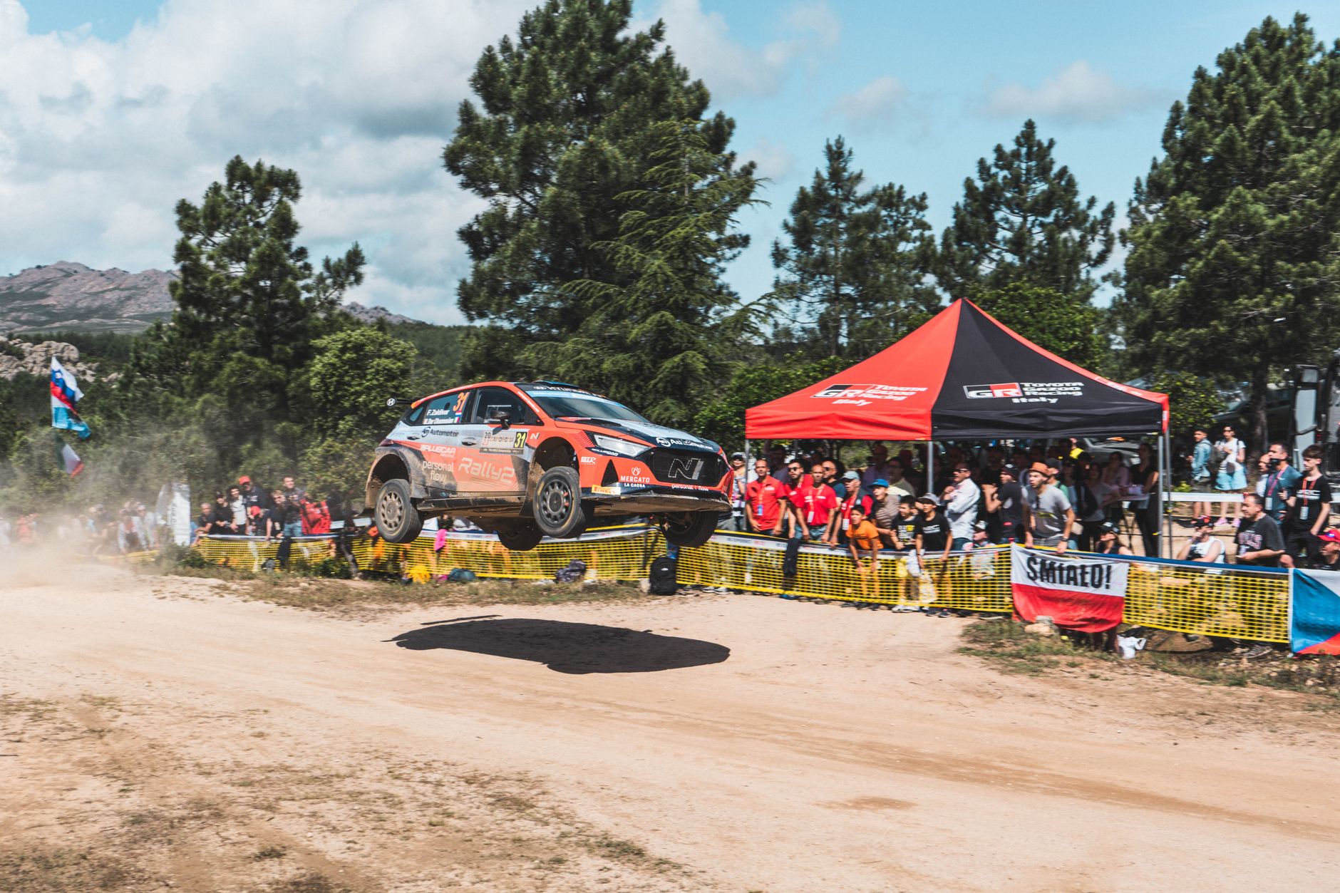 Sardiinya rallisinde toprak yolda yarışan ralli otomobili