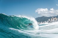 在晴朗的天空下，位于里约热内卢伊帕内玛海滩附近的动态海浪正在发生