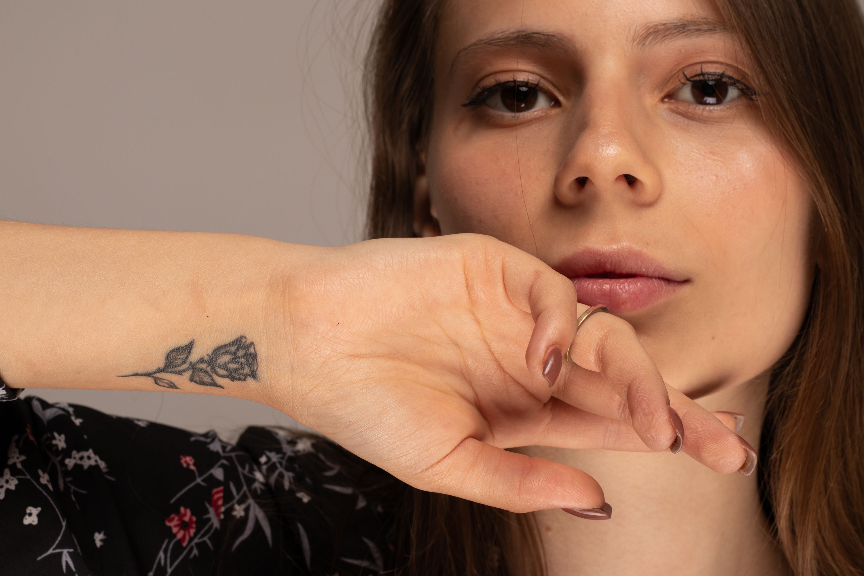 Tatouage temporaire floral fine line au poignet, alternative française à Inkbox