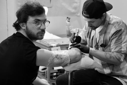 Free stock photo of tattooist