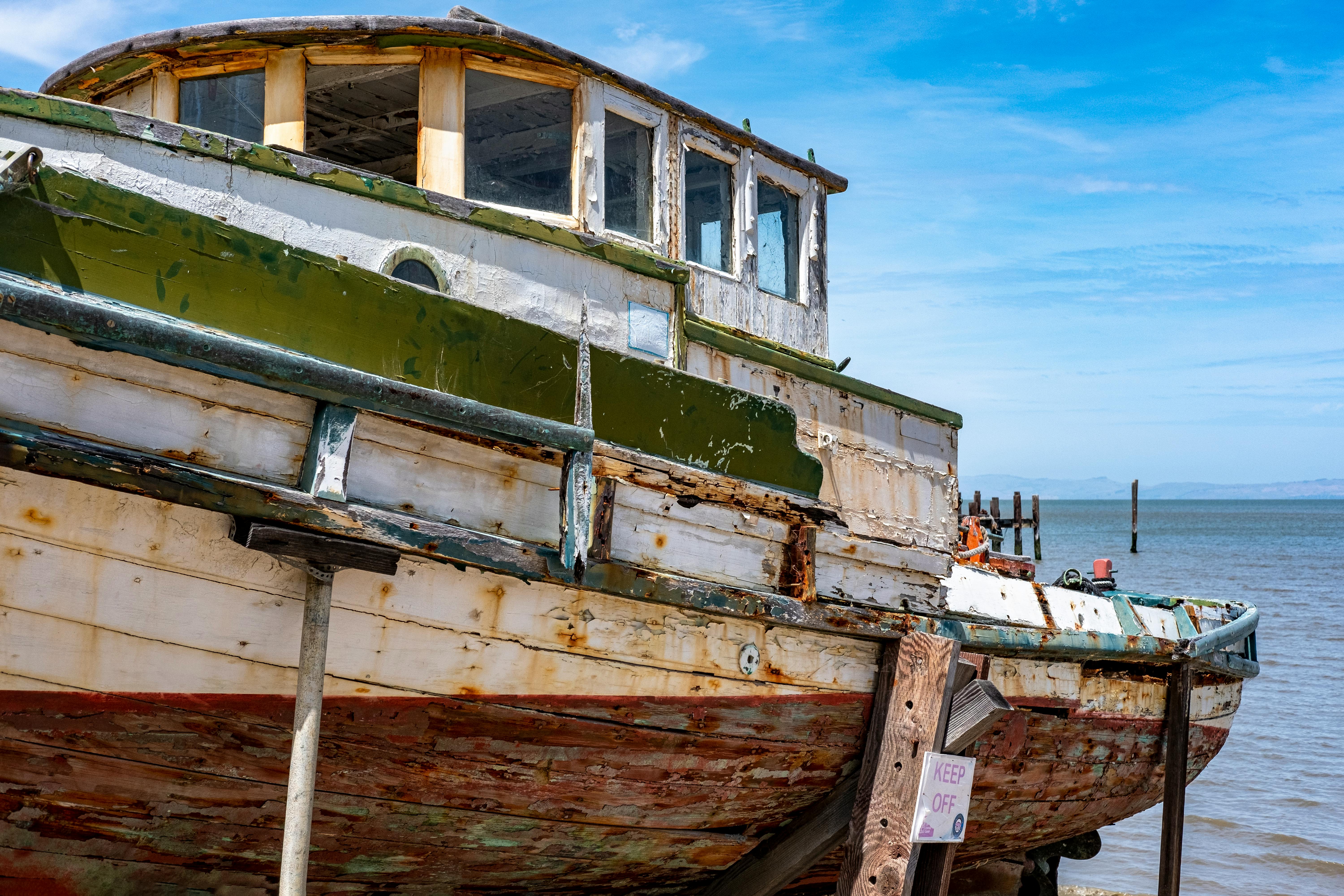 Decaying Rusty Boat · Free Stock Photo