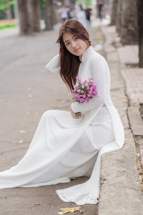 Darmowe zdjęcie z galerii z biała sukienka, brunetka, fotografia mody