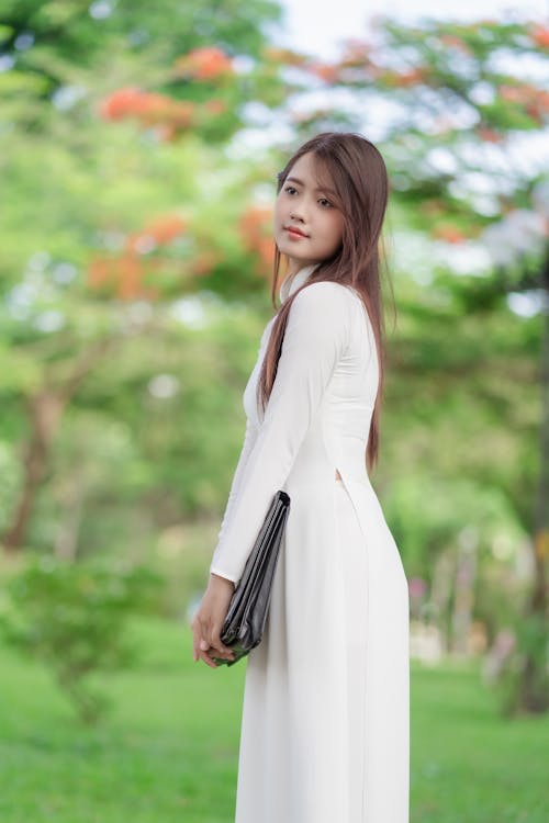Asyalı kadın, Beyaz elbise, bokeh içeren Ücretsiz stok fotoğraf
