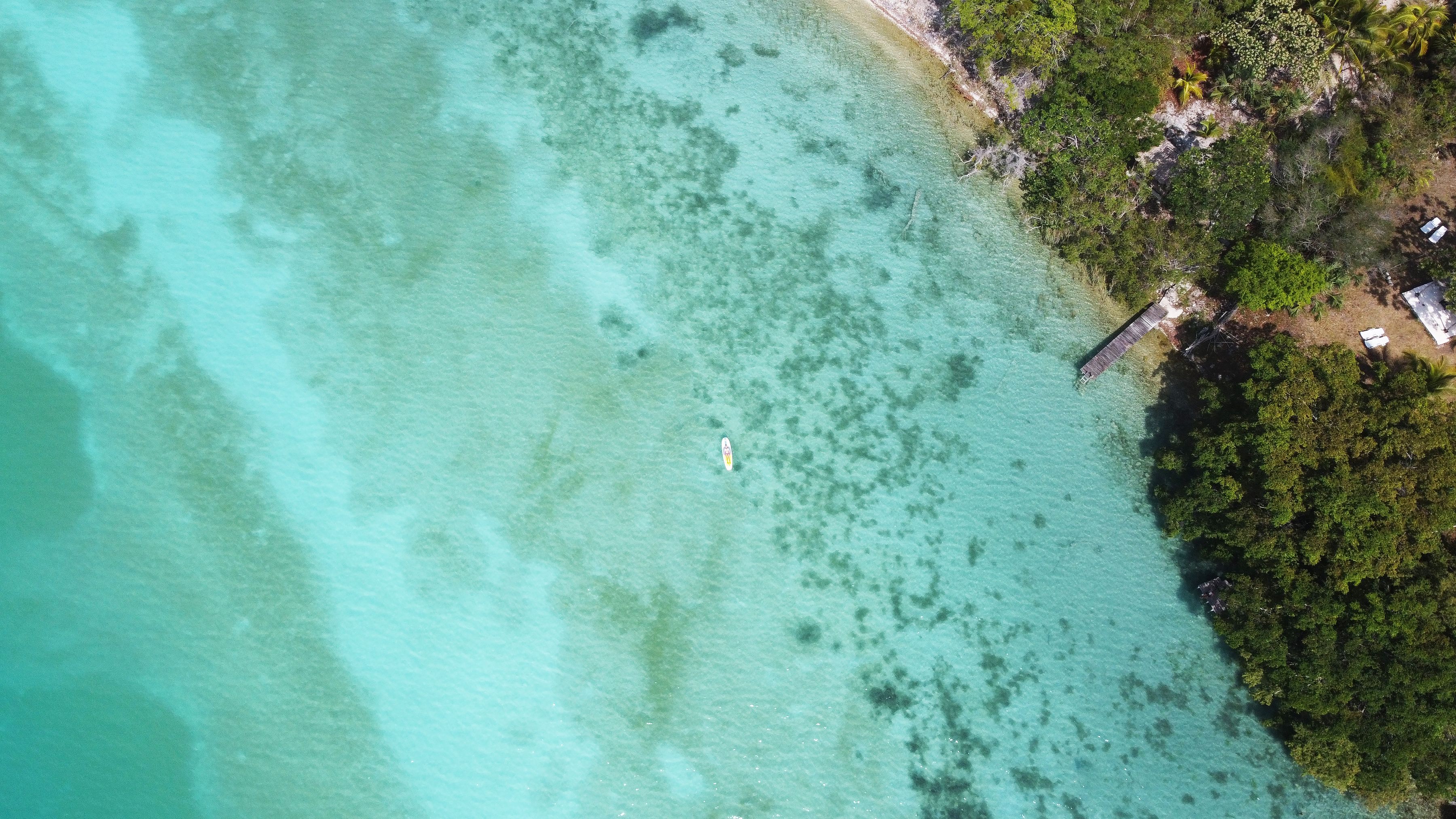 Vue aérienne des eaux turquoise et du rivage de la lagune de Bacalar