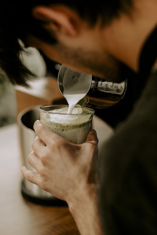 Foto profissional grátis de barman, bebida, derramando