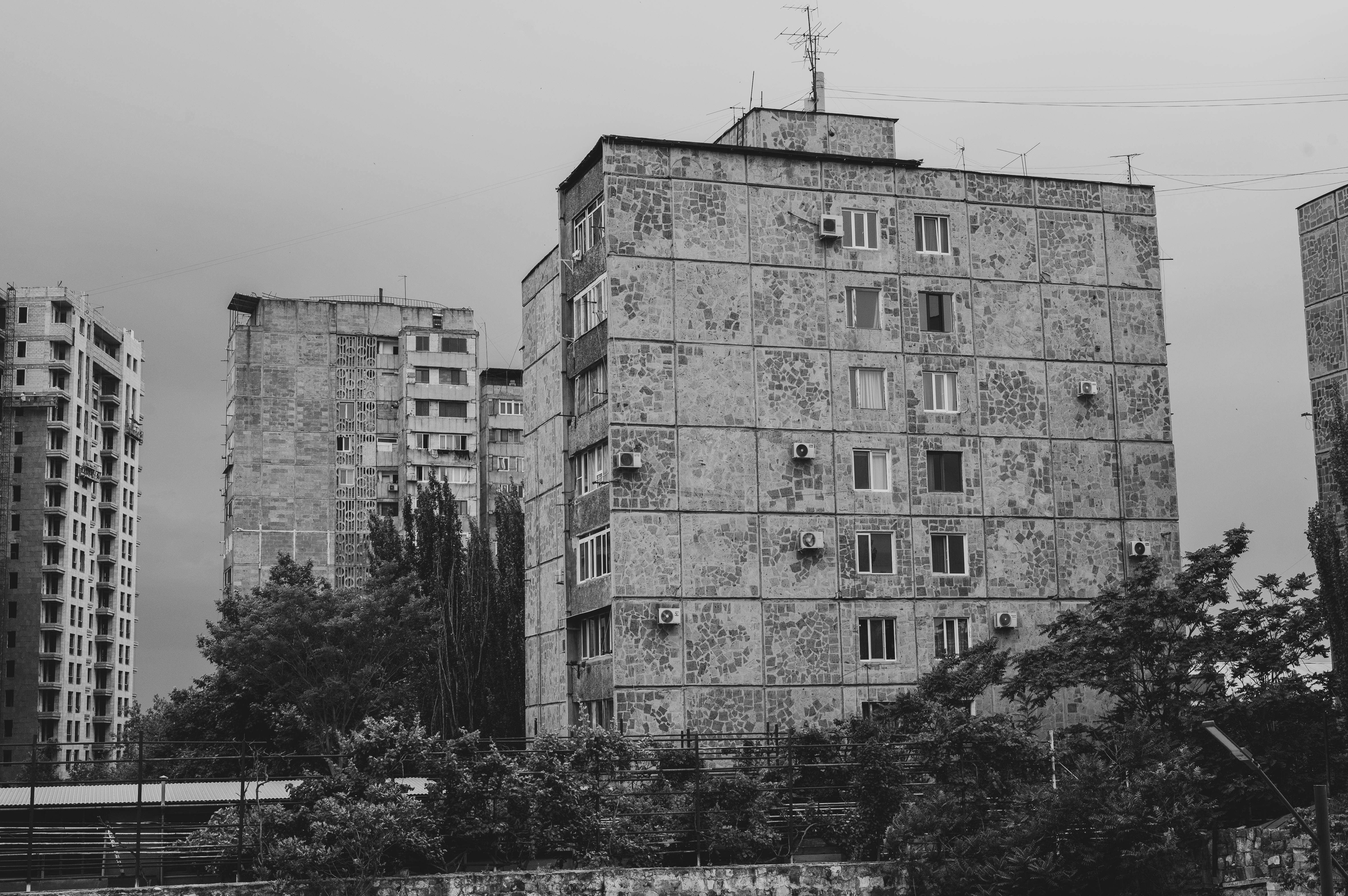 Block of Flats in Black and White · Free Stock Photo
