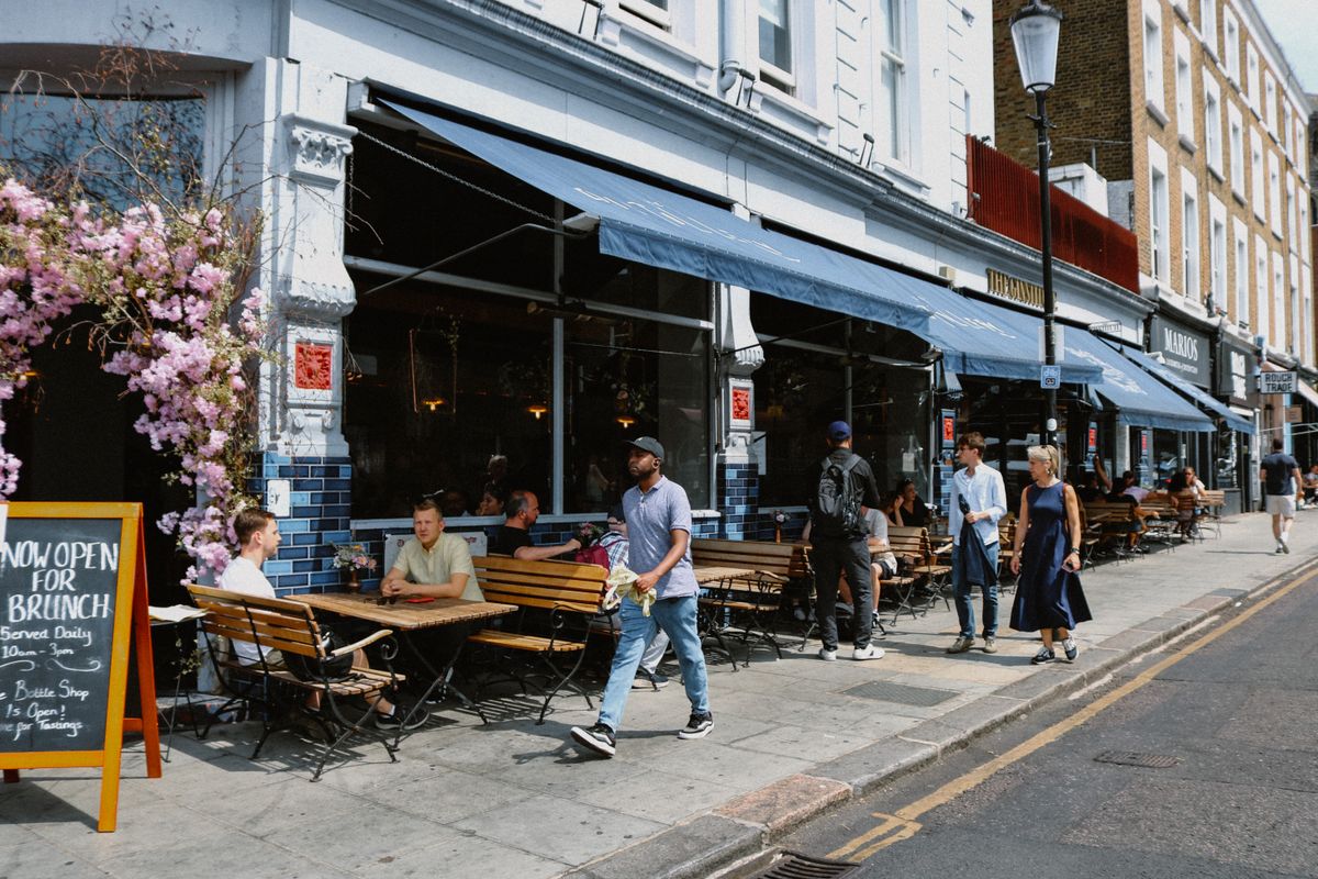 A street corner restaurant with outdoor dining