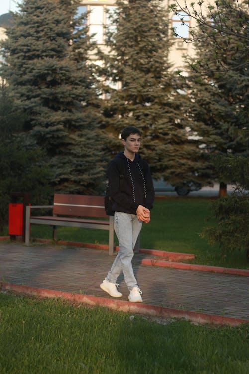 Foto profissional grátis de adolescente, andando, calçada