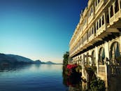 乌代普尔湖畔宫殿的景色令人惊叹，其复杂的建筑倒映在宁静的水面上