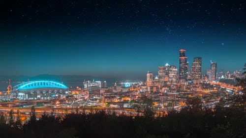 Пейзажная фотография города в ночное время