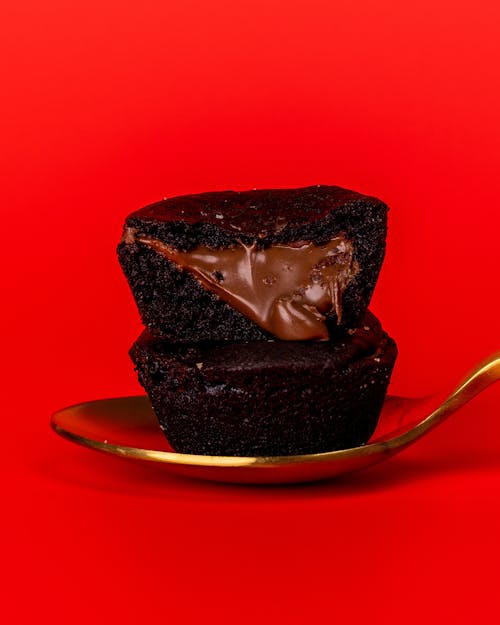 Darmowe zdjęcie z galerii z ciastka czekoladowe, czerwone tło, fotografia kulinarna