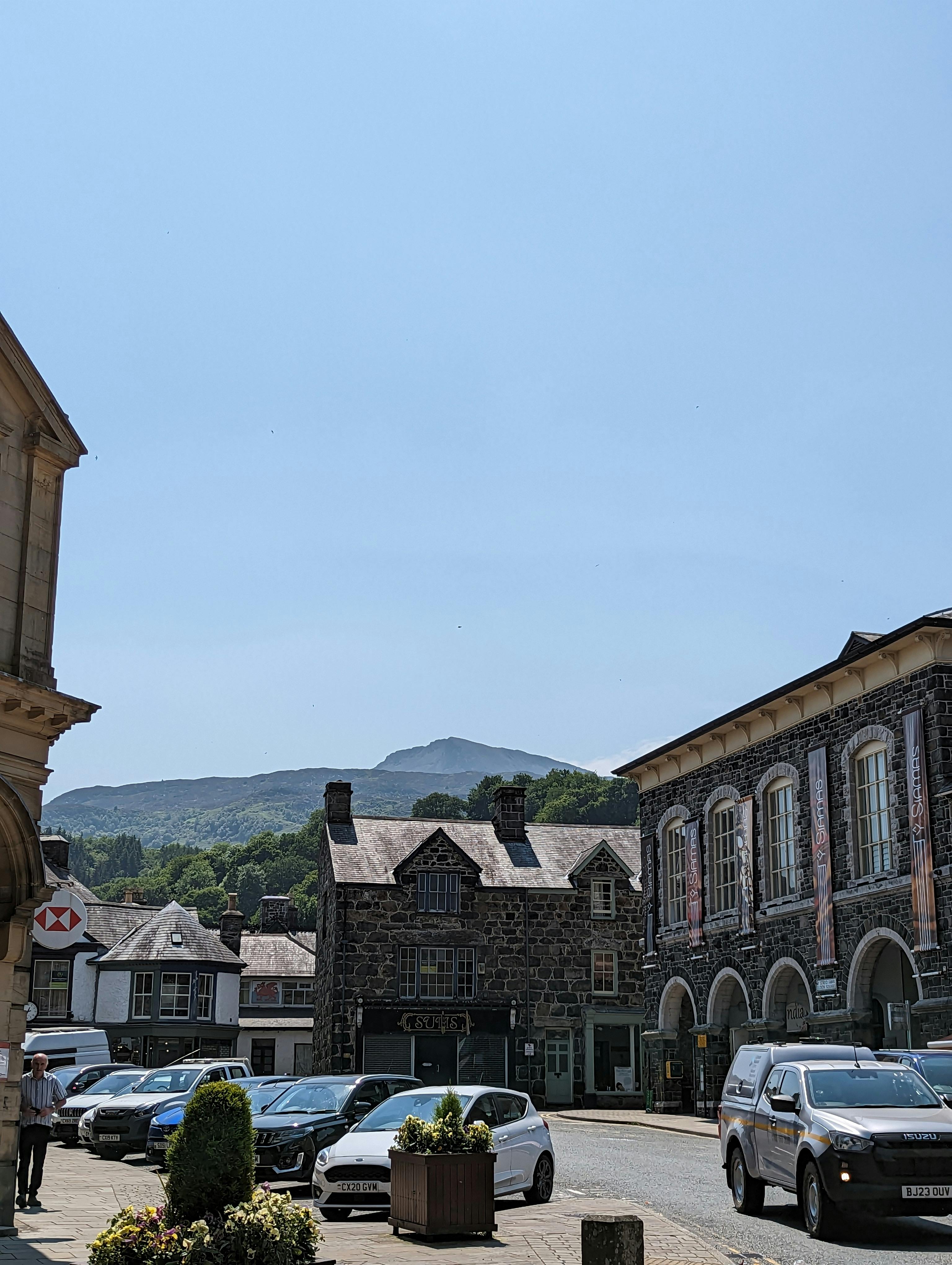 Cars Parked between Traditional Houses in Dolgellau, Wales · Free Stock