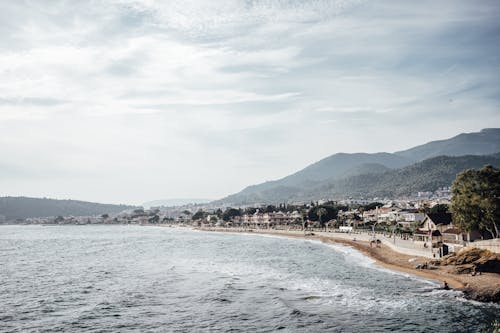 dağlar, deniz, Kent içeren Ücretsiz stok fotoğraf