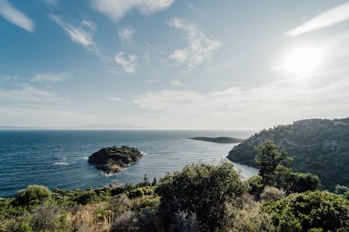Foto profissional grátis de beira-mar, cênico, colinas