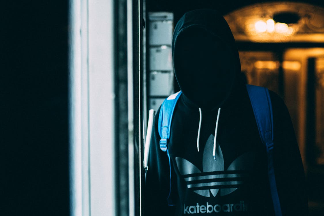 Personne Portant Un Sweat à Capuche Adidas Pendant La Journée