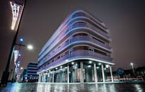 城市环境中，未来派现代建筑的夜间照明