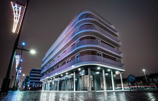 城市环境中，未来派现代建筑的夜间照明