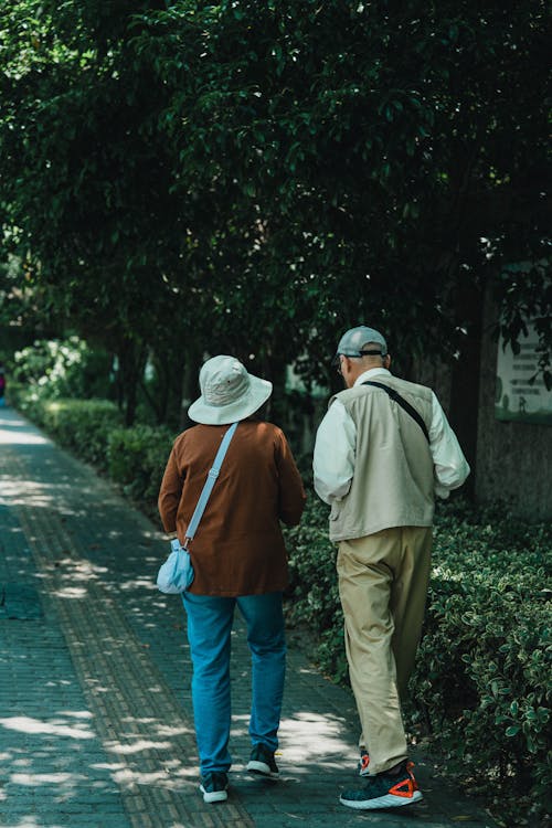 Kostnadsfri bild av äldre, gående, hatt