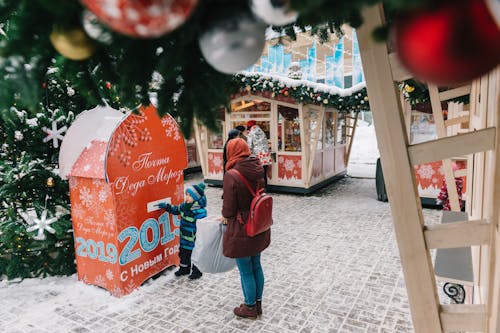 Kleinkind Und Frau Stehen Am Stand