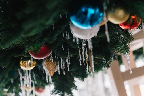 Gratis Fotografia Di Messa A Fuoco Superficiale Delle Bagattelle Dell'albero Di Natale Foto a disposizione