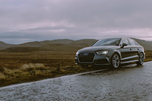 Foto Des Schwarzen Audi Am Straßenrand Geparkt