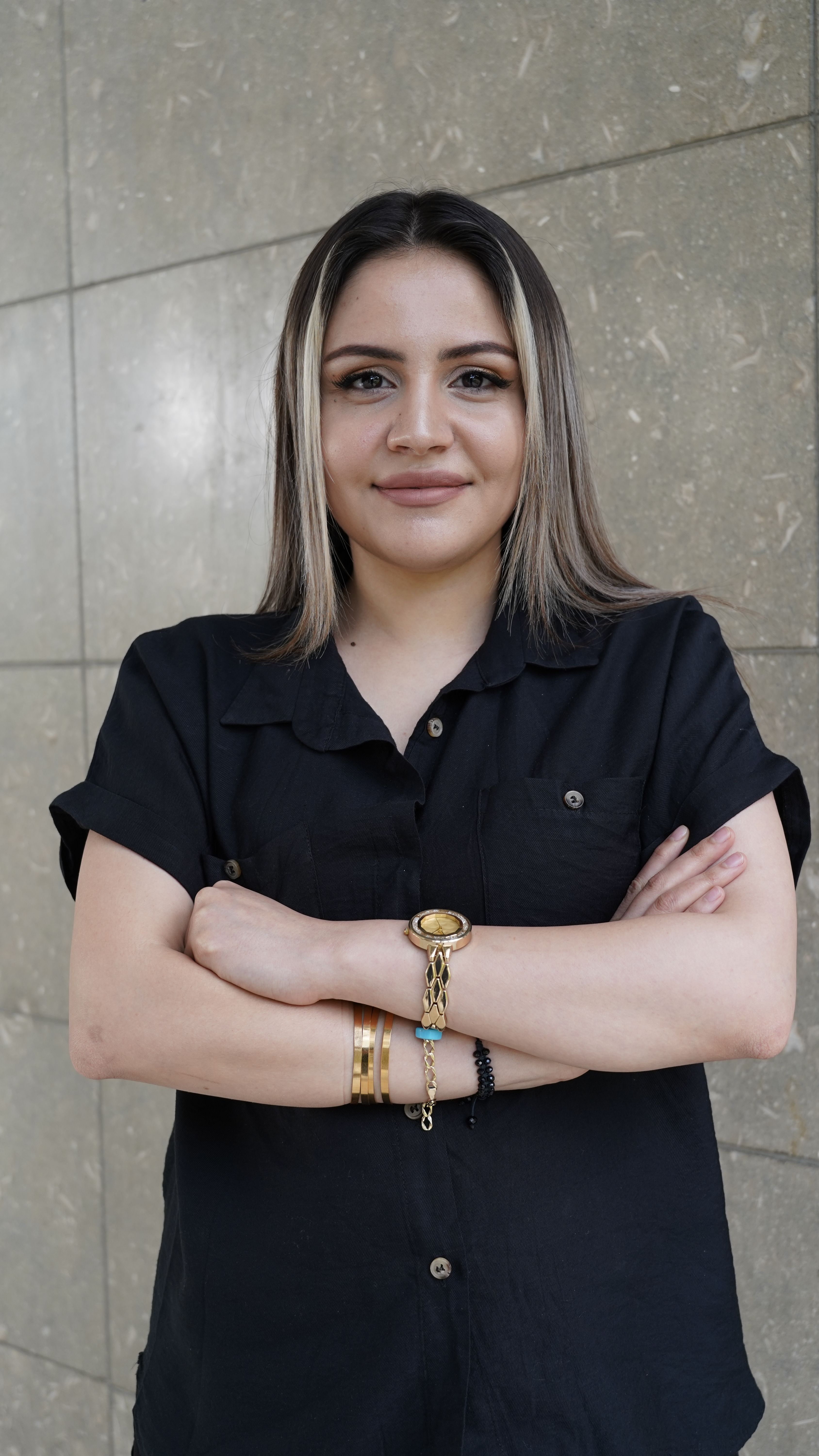 Portrait of a smiling woman with folded arms in Elâzığ, Türkiye, exuding confidence.