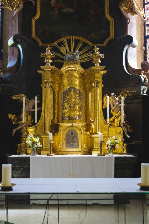 Free Opulent golden church altar with intricate design and candles, embodying a solemn place of worship. Stock Photo
