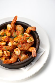 Thon grillé avec salsa d'avocat et riz brun