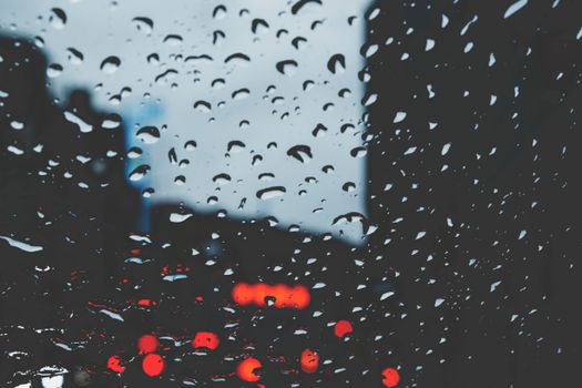 雨点敲打着窗户，城市的灯光变得模糊，营造出一种变幻莫测的氛围