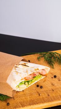 Halloumi grillé avec des figues glacées au miel et à la menthe