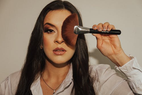 Fotos de stock gratuitas de brocha de maquillaje, cara, glamour