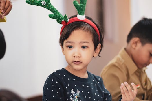 古瓦哈蒂的一次节日聚会上，一名年幼的孩子戴着驯鹿鹿角在室内