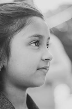 黑白头像捕捉到了年轻女孩的纯真