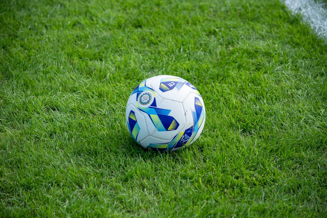 Kostnadsfri bild av fotboll, gräs, grön bakgrund