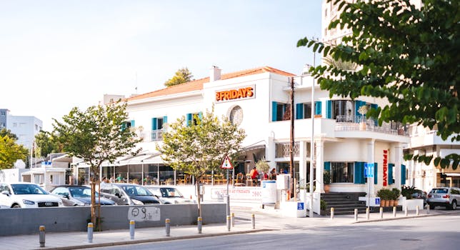 阳光明媚的街道上，餐厅、汽车和行人点缀着迷人的城市场景